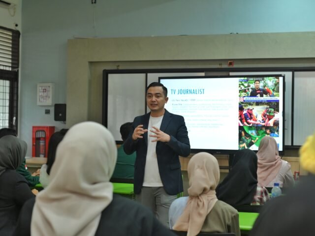 Pemaparan Materi Broadcasting Class oleh Jemmy Darusman di ruang smart clasroom A.13 FISIP USU, Jumat (14/8/2026). | Sumber Istimewa