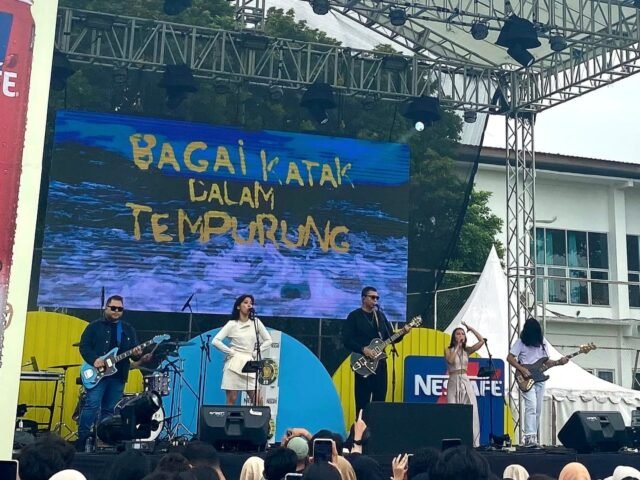 Penampilan Barasuara di hari ketiga PKKMB USU 2026 di Lapangan Kembar USU, Jumat (14/8/2026). | Dwi Yolanda Naro Situmorang