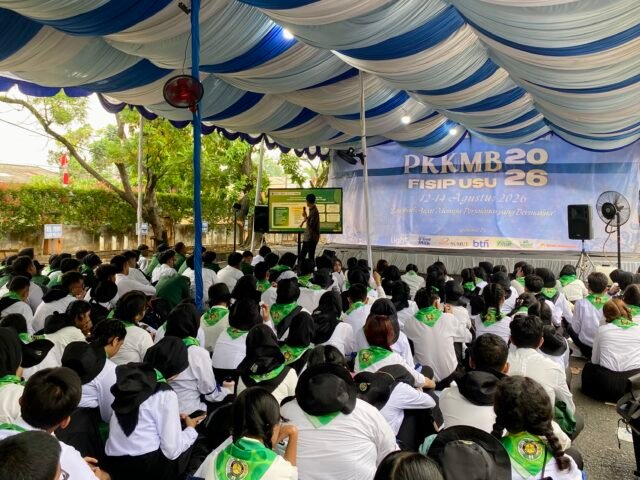 Mahasiswa Fakultas Ilmu Sosial dan Ilmu Politik mengikuti kegiatan Pengenalan Kehidupan Kampus bagi Mahasiswa Baru di lapangan FISIP USU, Selasa (12/8/2026). | Dwi Yolanda Naro Situmorang