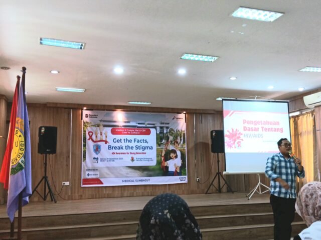 Narasumber sedang memaparkan materi terkait HIV/AIDS di Ruang Serbaguna Fakultas Psikologi USU, Selasa (29/9/2026). | Adilla Juli Azzahra