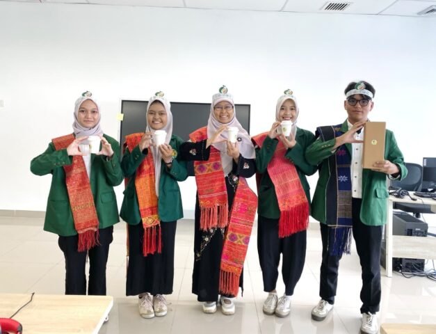 Tim Duriofoam berfoto bersama dengan produk cup biodegradable, Jumat (25/9/2026). | Sumber Istimewa