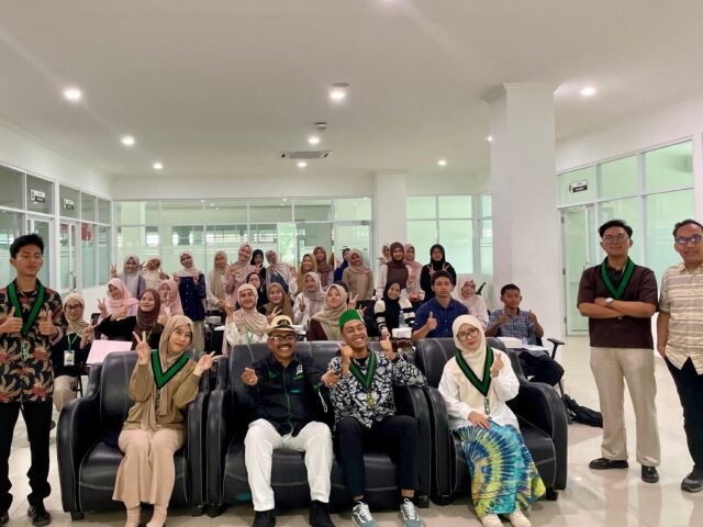 Sesi foto bersama alumni HMI, pengurus, panitia serta peserta pada kegiatan MAPERCA HMI FKM USU di Aula Student Center Lt. 1 USU, Jumat (25/9/2026). | Putri Salwa Assyifa