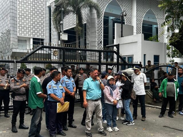 Humas DPRD Sumut memberikan tanggapan atas aspirasi yang disampaikan massa aksi, Kamis (24/9/2026). | Muhammad Nabil Farish