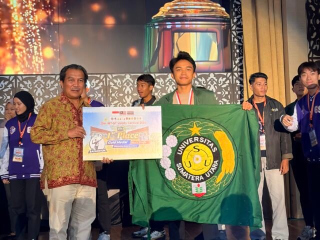 Pemberian penghargaan kepada delegasi UKM Badminton USU peraih Medali Emas pada ajang IMT-GT Varsity Carnival 2026 di Universitas Negeri Padang, Jumat (28/8/2026). | Sumber Istimewa