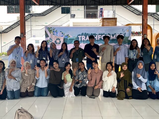 Foto bersama peserta TrashFormer: Your Trash, Your Treat! di Pendopo Mahasiswa FISIP USU, pada Kamis (8/10/2026). | Sumber Istimewa