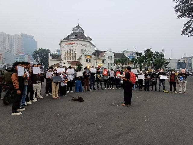 Salah satu orator menyampaikan orasi dalam Aksi Kamisan ke-127 di Pos Bloc Medan, Kamis (15/10/2026). | Dinar Fazira Fitri