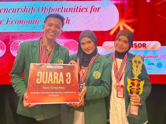 Tim mahasiswa D4 Statistika Fakultas Vokasi USU berfoto bersama usai meraih Juara 3 Essay Competition dalam ajang INSTINCT 10 Universitas Riau 2026 di Universitas Riau, Sabtu (3/10/2026). | Sumber Istimewa