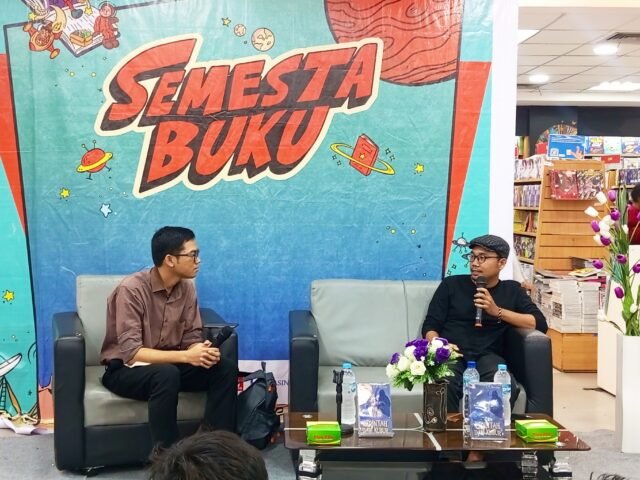 Dari kiri moderator dan penulis buku saat sesi diskusi buku bersama para peserta di Gramedia Medan Gajah Mada, Minggu (11/10/2026). | Tiara Salsabila Tinambunan