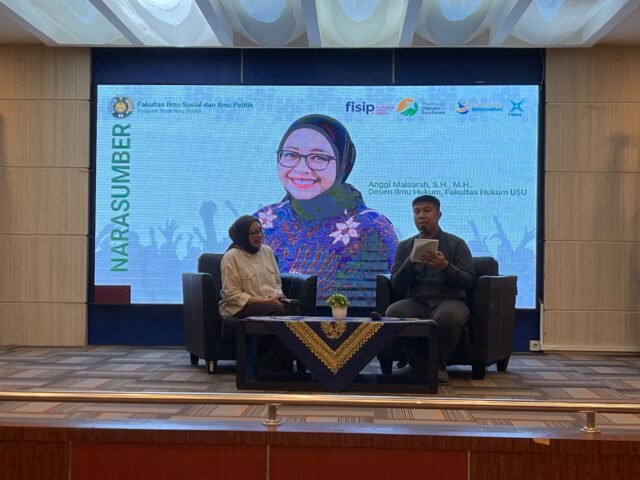 Dari kiri narasumber, moderator saat menyampaikan materi seminar MOOC di Aula FISIP USU, Jumat (16/10/2026). | Aurellia Mutiara Khairiza
