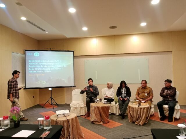 Sesi pemaparan oleh para pemateri dalam diseminasi riset dan diskusi publik “Menakar Biaya Pembangkit Batu Bara di Tengah Transisi Energi di Indonesia” oleh Yayasan Indonesia CERAH di Four Points by Sheraton Medan, Senin (12/10/2026). | Ruth Cinthia Sianturi