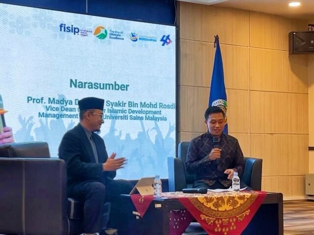 Moderator melayangkan pertanyaan kepada narasumber terkait materi Transformasi Politik dan Demokrasi di Kawasan Asia Tenggara di Aula FISIP USU, Kamis (22/10/2026). | Ervan Daniel Girsang