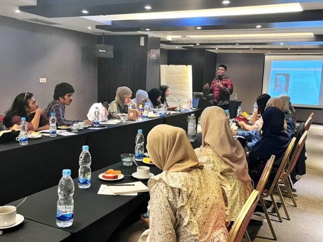 Direktur LBH Medan, Irvan Saputra, tengah memaparkan materinya dalam Pelatihan Penguatan Kapasitas Pers Mahasiswa oleh LBH Pers di Hotel Swiss-Belinn Medan, Rabu (28/10/2026).