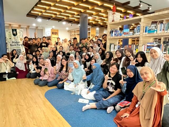 Sesi foto peserta bersama pemateri dan moderator pada kegiatan "Ngobrolin Buku" oleh Medan Book Party di Third Space Library YPSA, Minggu (25/10/2026). | Sumber Istimewa